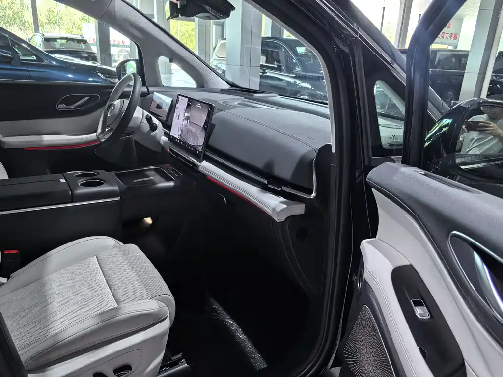 Voyah Dreamer PHEV 4 WD Distinguished Qiankun