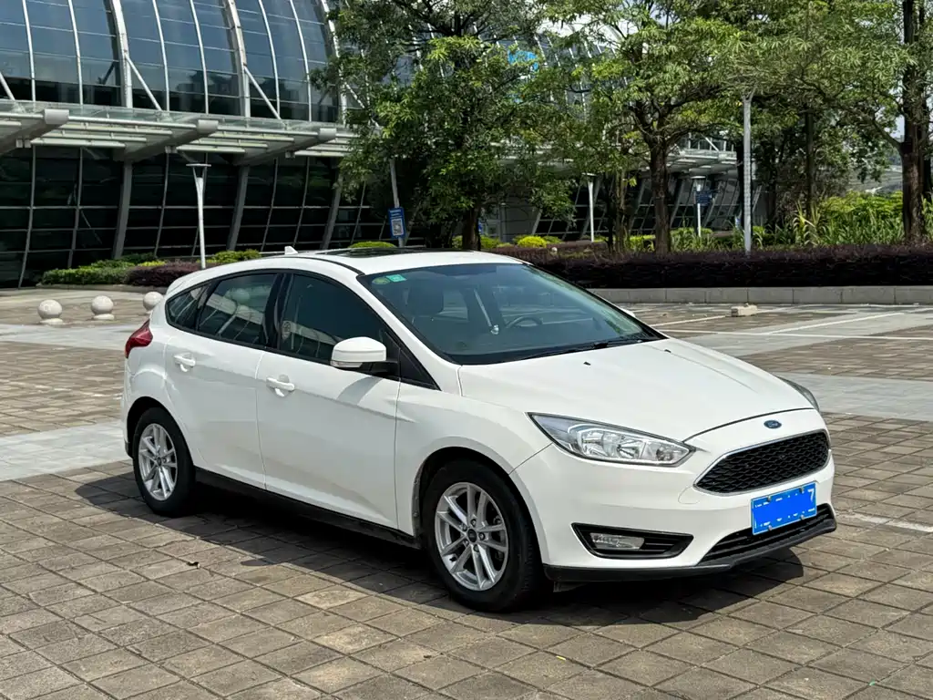 Focus Hatchback Classic 1.6 L Auto Style Smart Travel