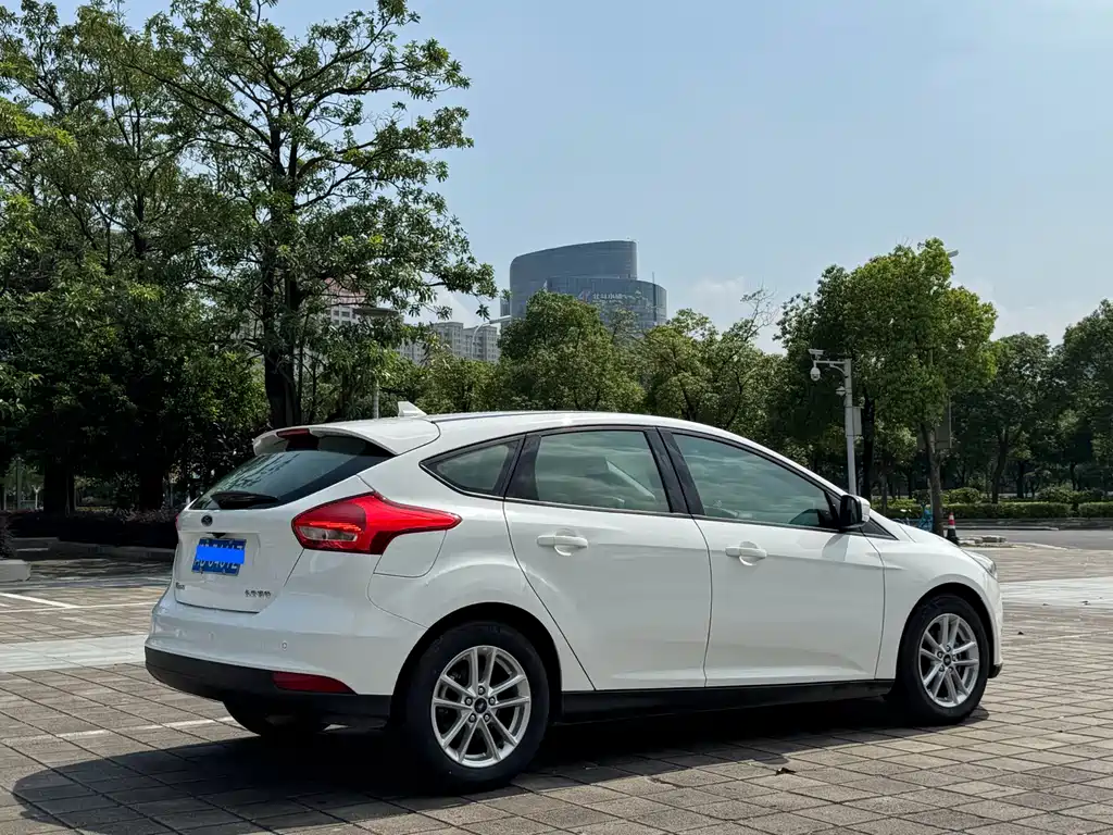 Focus Hatchback Classic 1.6 L Auto Style Smart Travel
