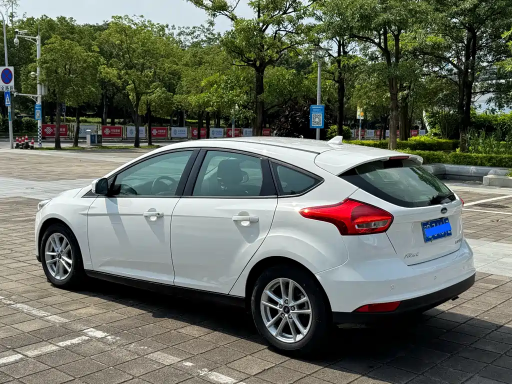 Focus Hatchback Classic 1.6 L Auto Style Smart Travel