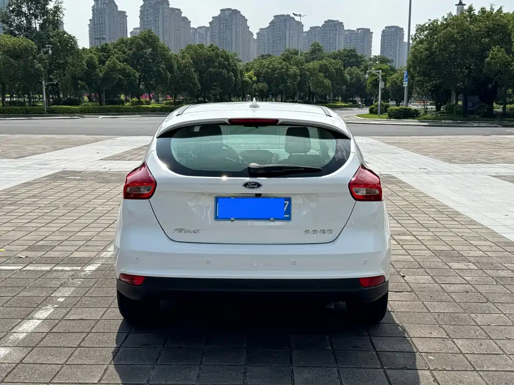 Focus Hatchback Classic 1.6 L Auto Style Smart Travel
