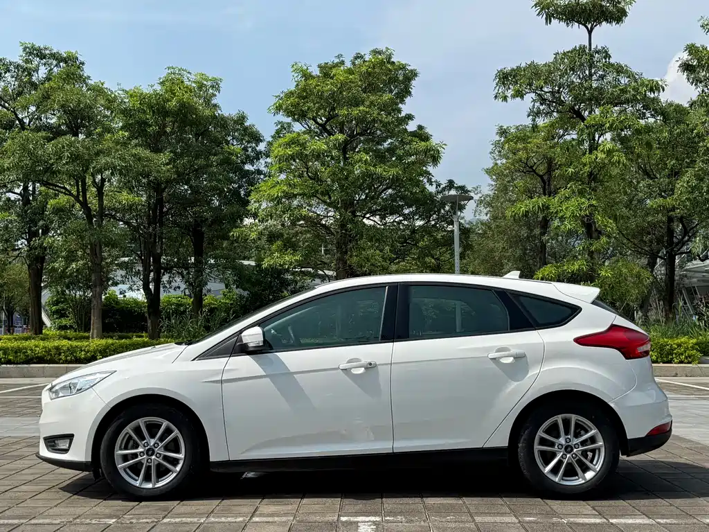 Focus Hatchback Classic 1.6 L Auto Style Smart Travel