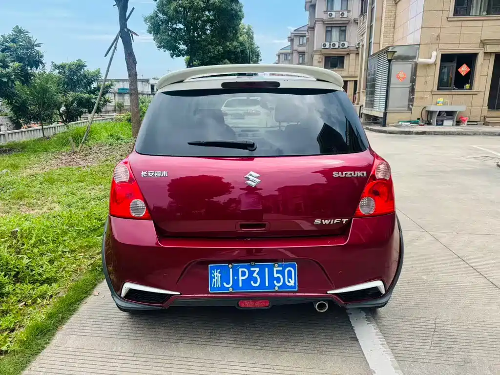 Swift 1.5 L Auto Limited