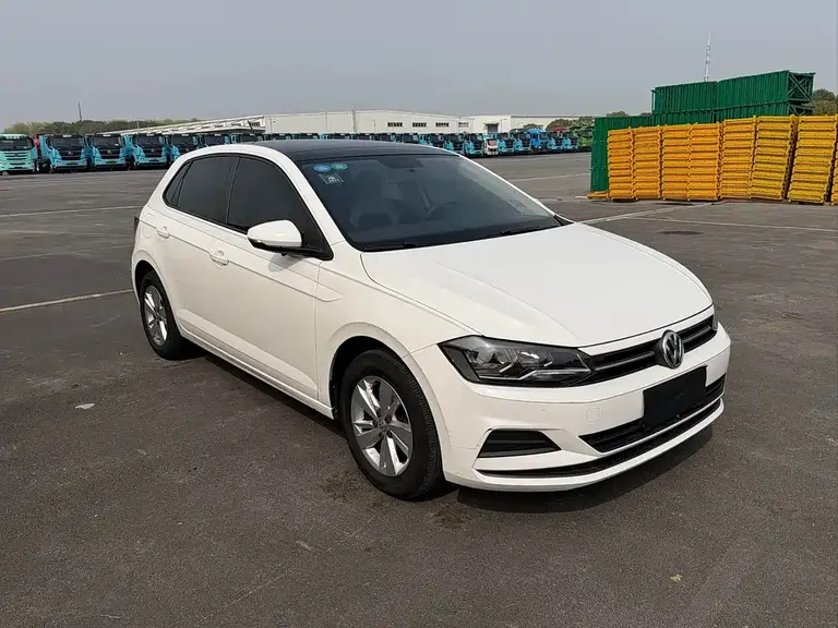 Volkswagen Polo Plus 1.5 L Auto Colorful Tech