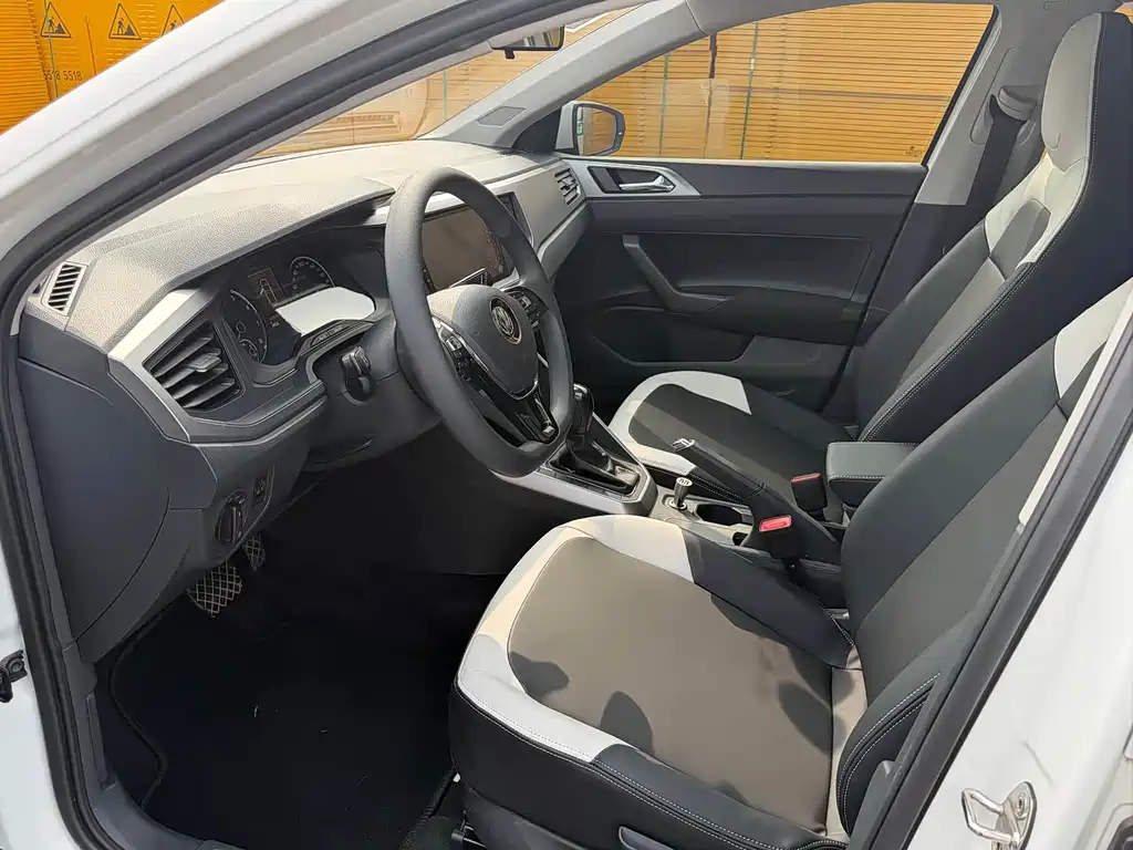 Polo Plus 1.5 L Auto Colorful Tech