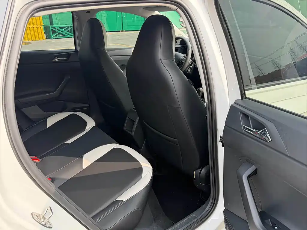 Polo Plus 1.5 L Auto Colorful Tech