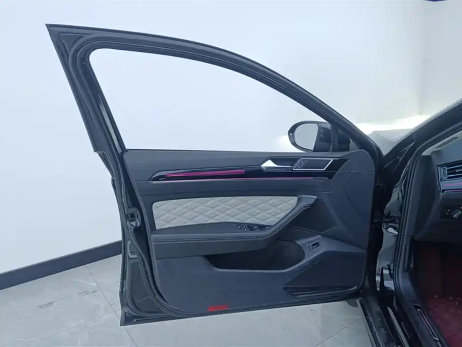 Magotan 200 10 K Commemorative 330 TSI DSG Luxury