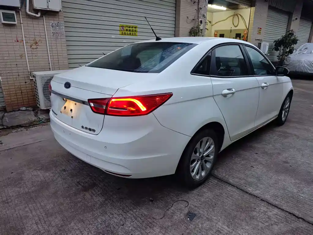 Escort 1.5 L Auto Fashion