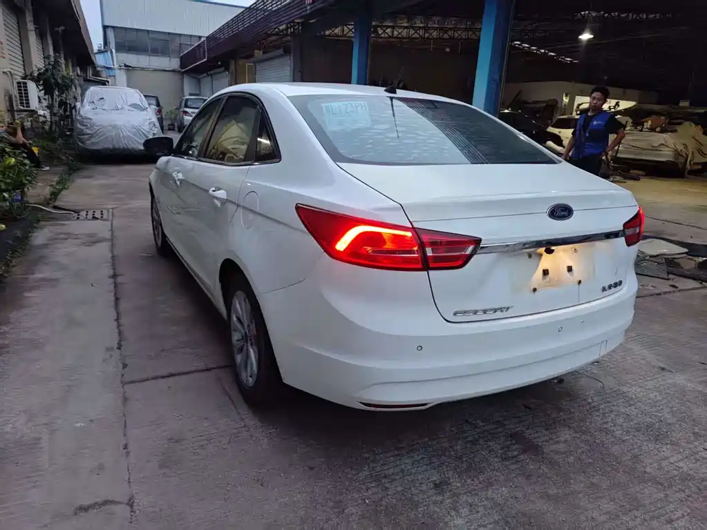 Escort 1.5 L Auto Fashion