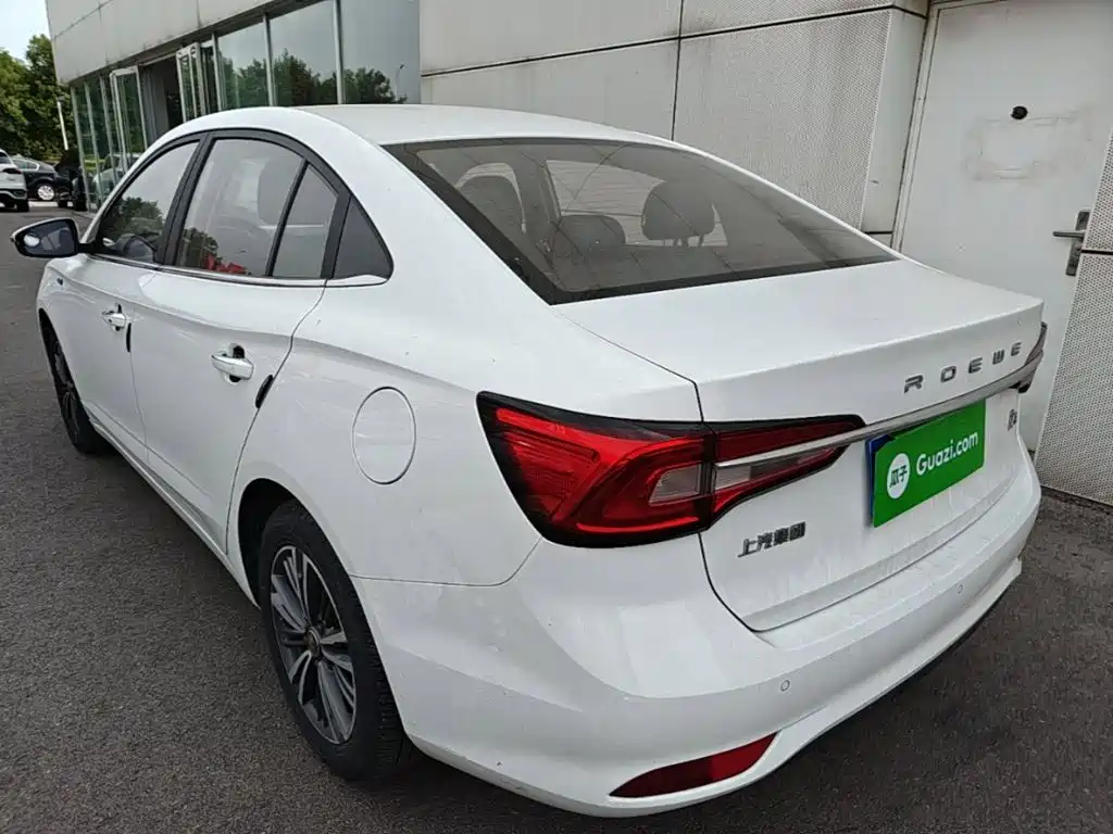 Roewe i5 1.5 L Manual 4 G Connected Leading Luxury Flagship