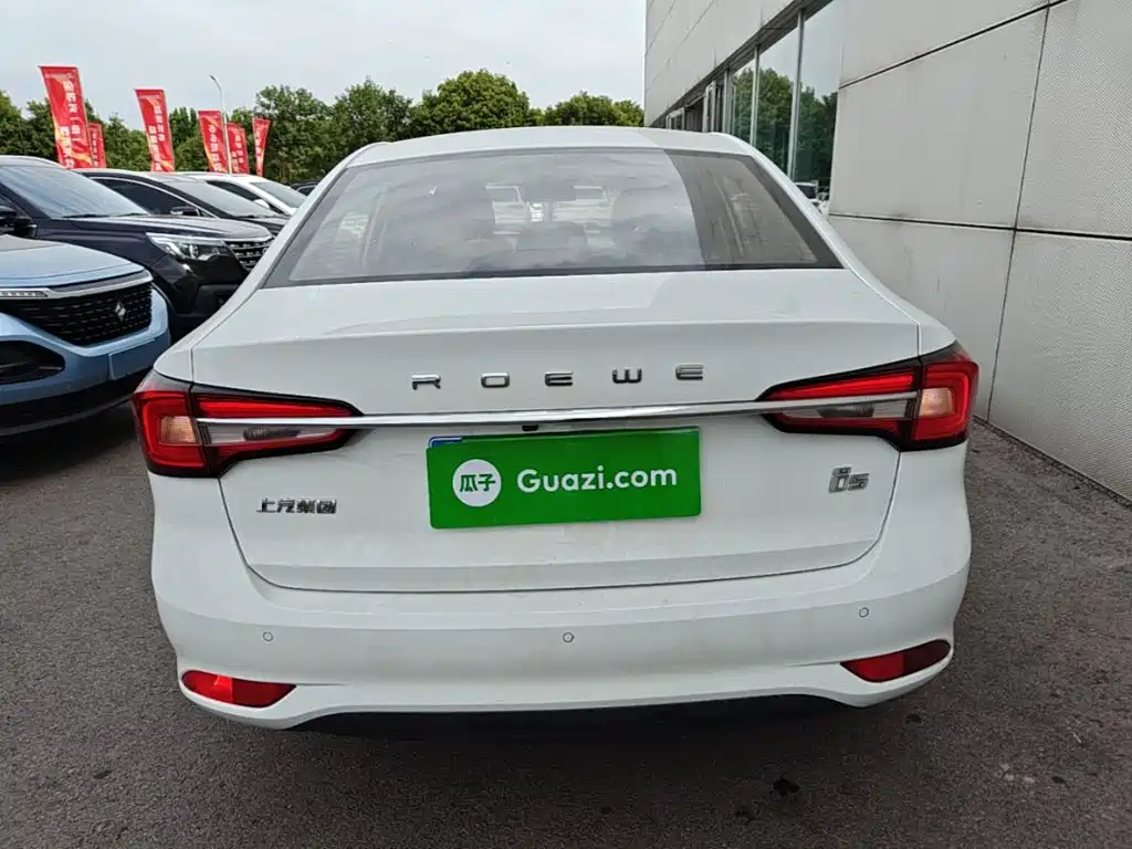 Roewe i5 1.5 L Manual 4 G Connected Leading Luxury Flagship