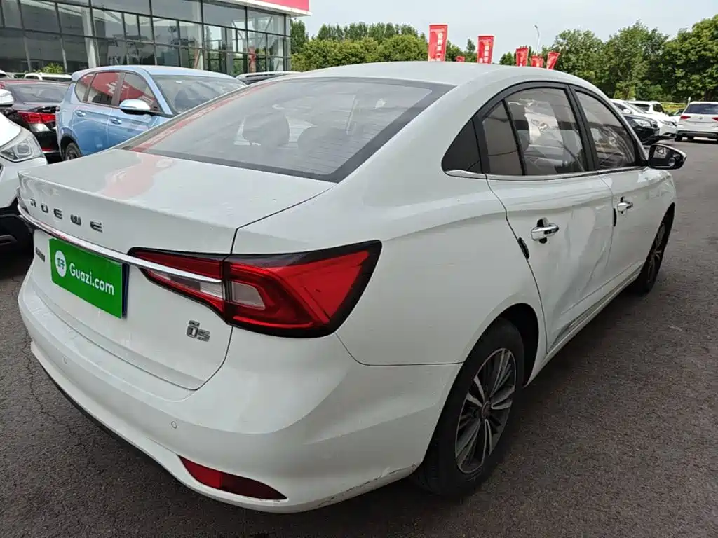 Roewe i5 1.5 L Manual 4 G Connected Leading Luxury Flagship