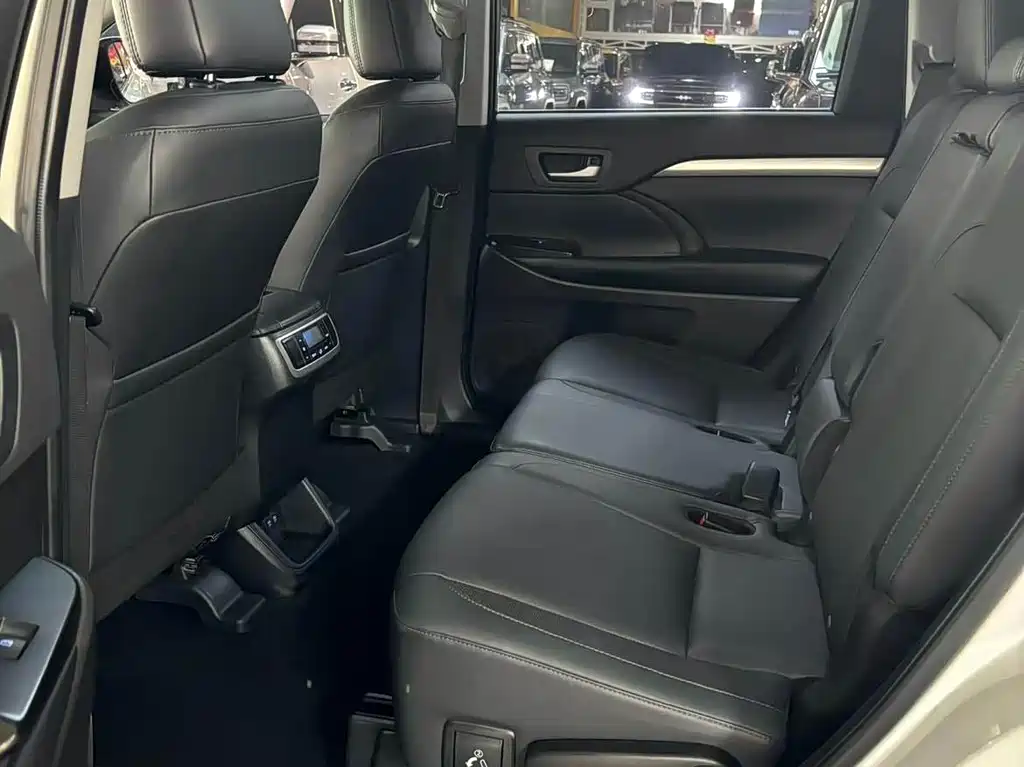 Highlander 2.0 T 4 WD Luxury 7-seat CN-VI
