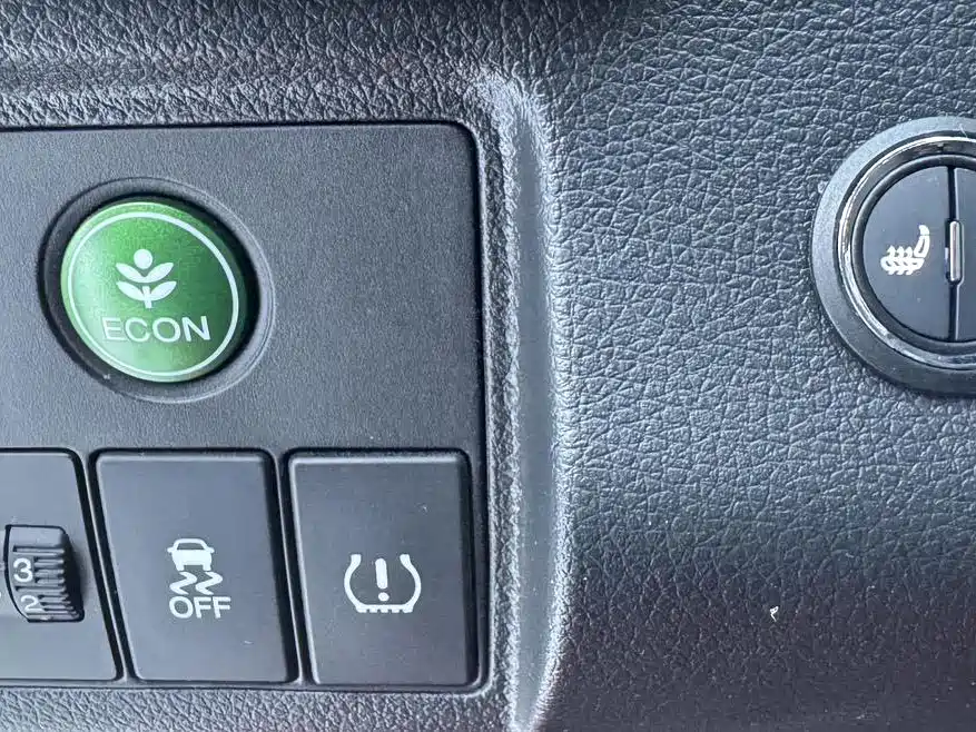 Vezel 1.5 L CVT Phantom Night · Pioneer