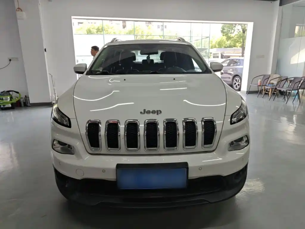 Cherokee 2.4 L Leading