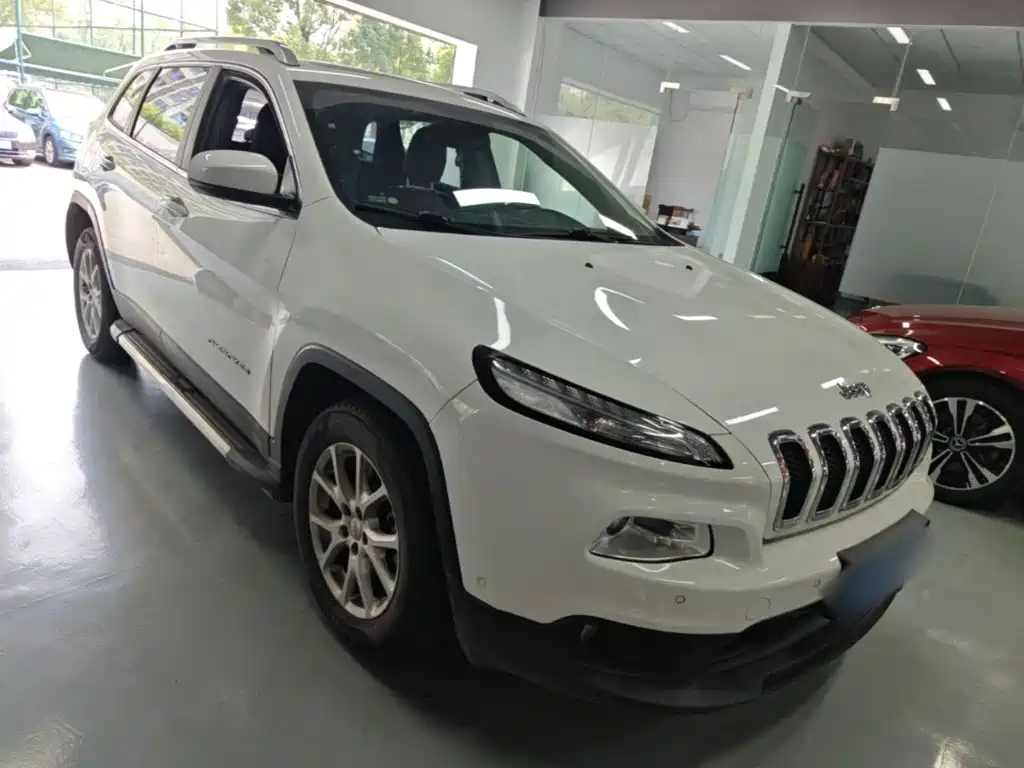 Cherokee 2.4 L Leading