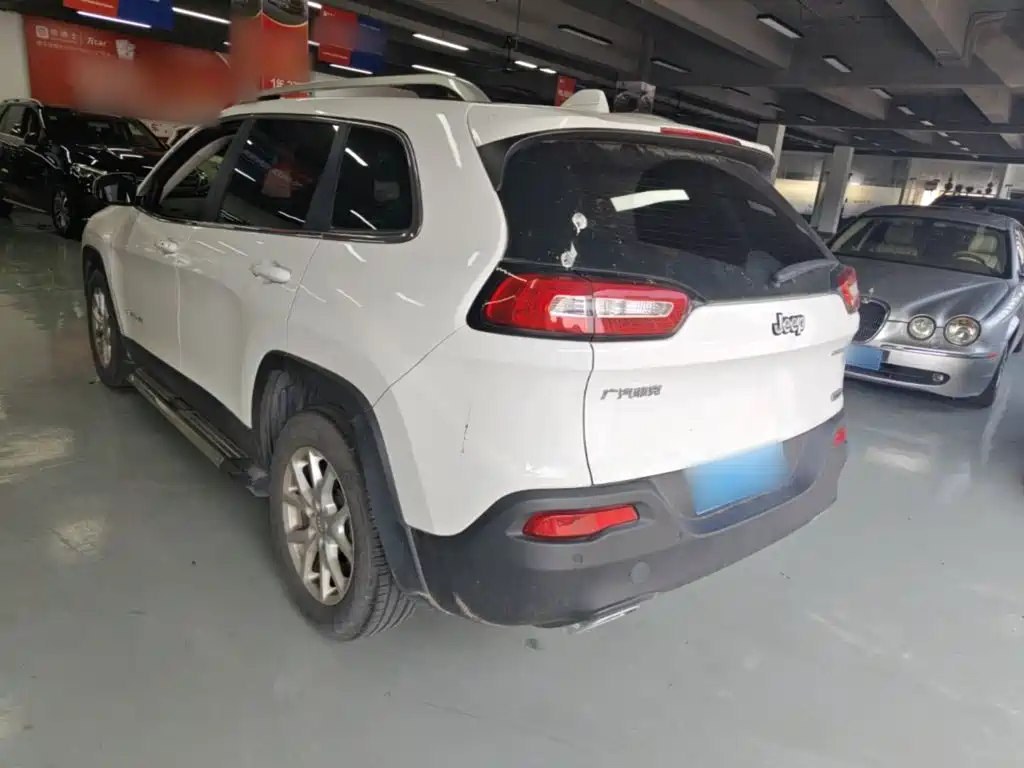Cherokee 2.4 L Leading