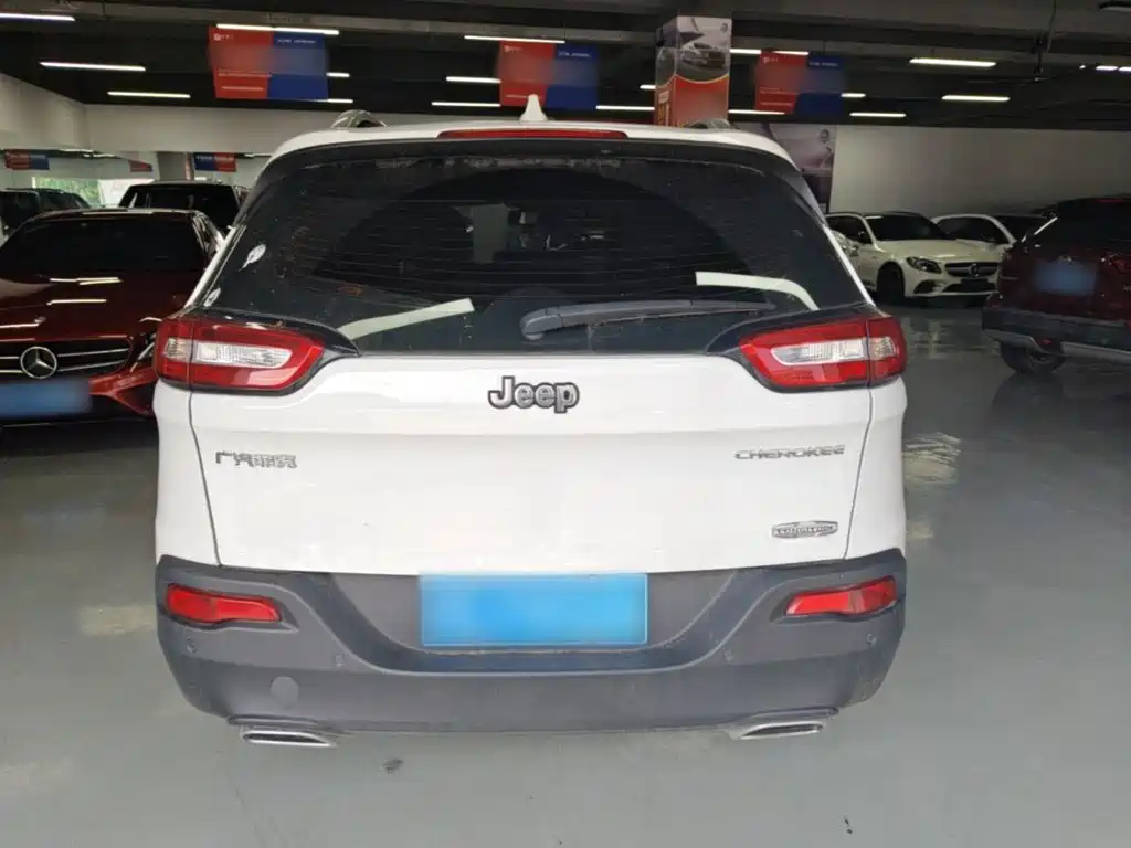 Cherokee 2.4 L Leading