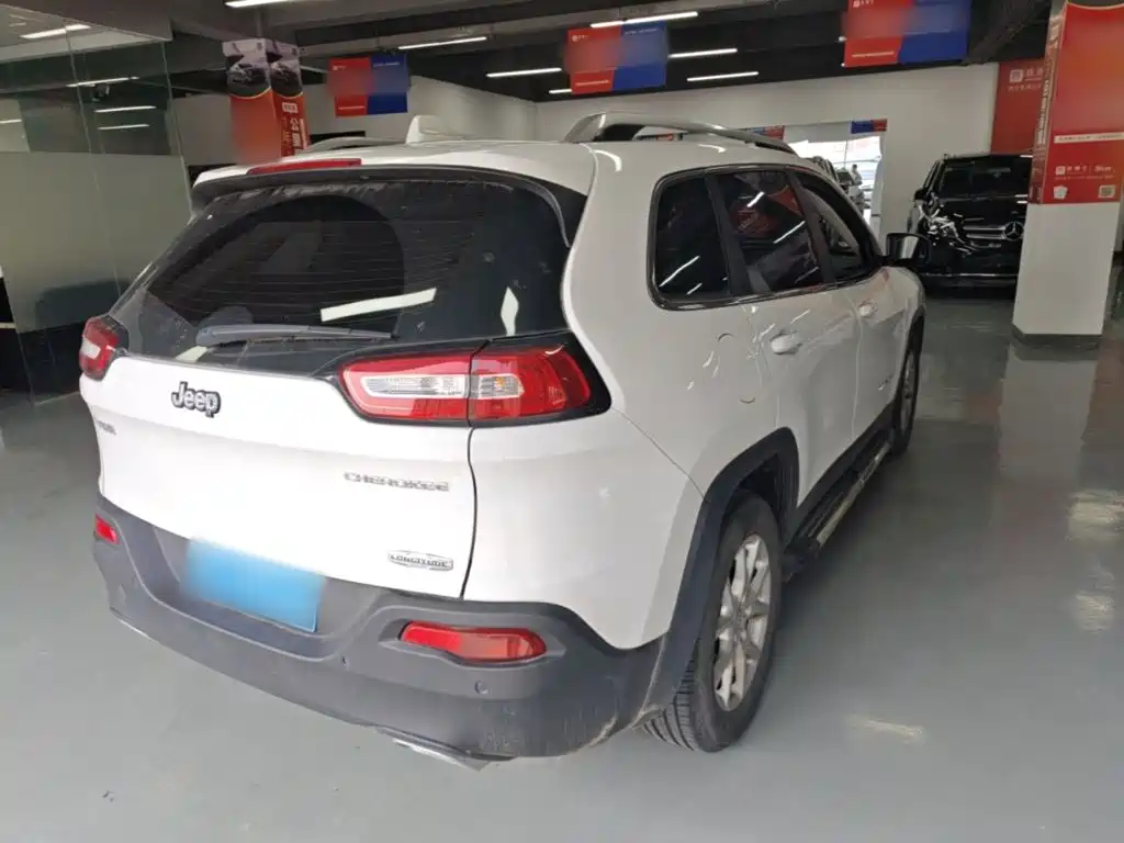 Cherokee 2.4 L Leading