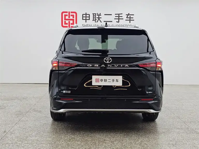 Toyota Granvia 2.5 L Hybrid Luxury