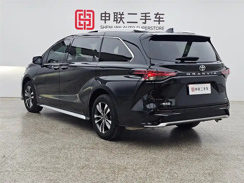 Granvia 2.5 L Hybrid Luxury