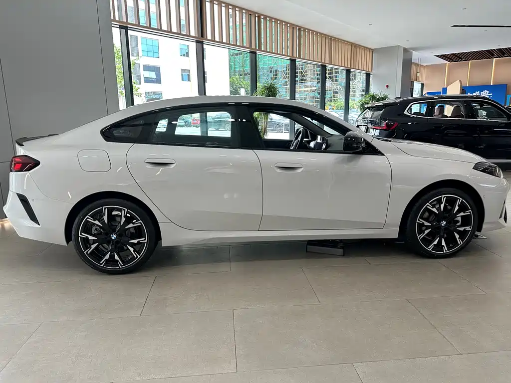 BMW 2 Series 宝马2系 2026款 225 L M运动曜夜套装