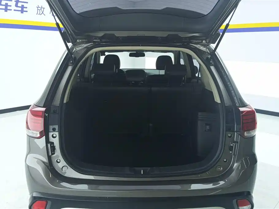 Outlander 2.0 L 2 WD Smooth Enjoyment 5-seat CN-V