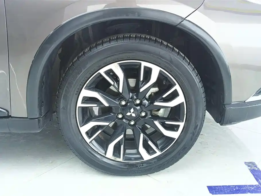 Outlander 2.0 L 2 WD Smooth Enjoyment 5-seat CN-V