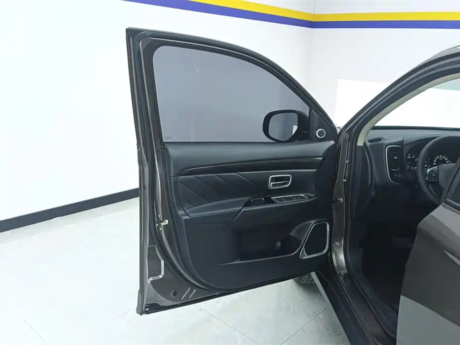 Outlander 2.0 L 2 WD Smooth Enjoyment 5-seat CN-V