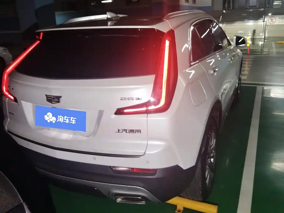 Cadillac XT4 28 T 4 WD Leading