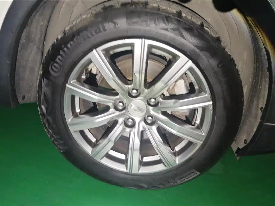 Cadillac XT4 28 T 4 WD Leading
