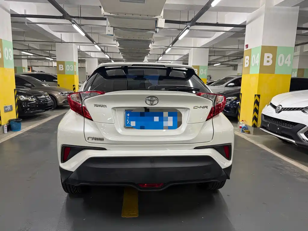 Toyota C-HR 2.0 L Leading