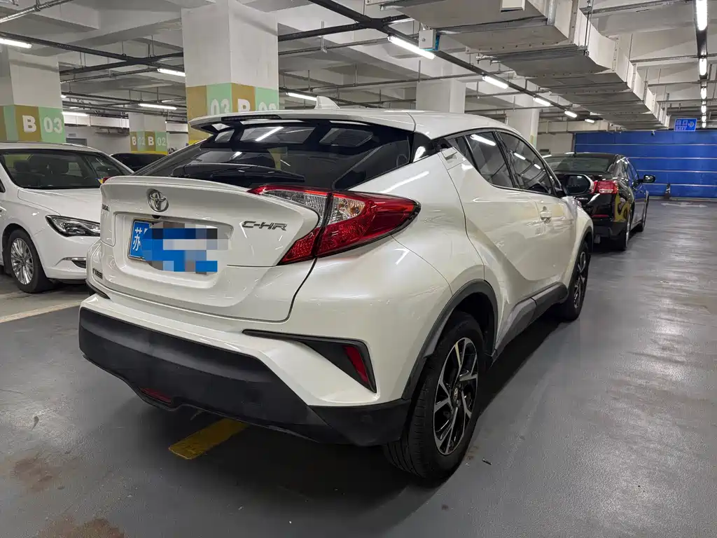 Toyota C-HR 2.0 L Leading