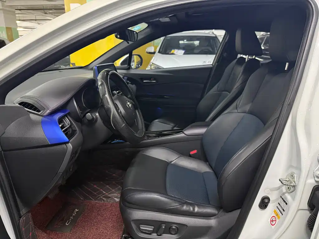 Toyota C-HR 2.0 L Leading