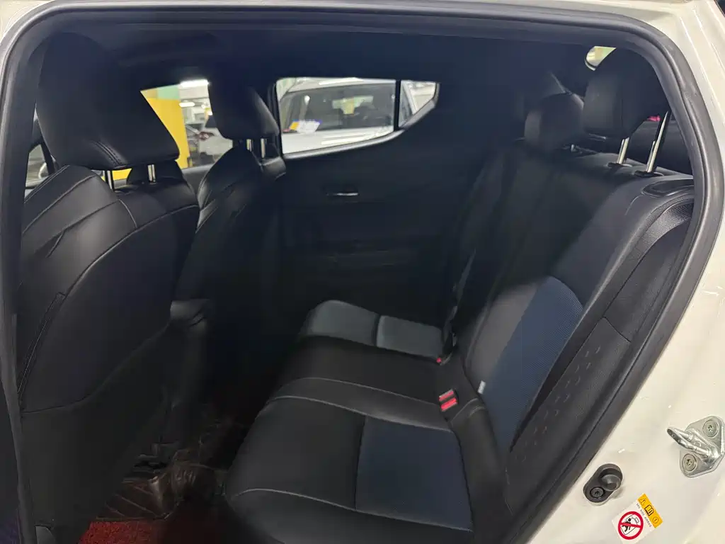 Toyota C-HR 2.0 L Leading