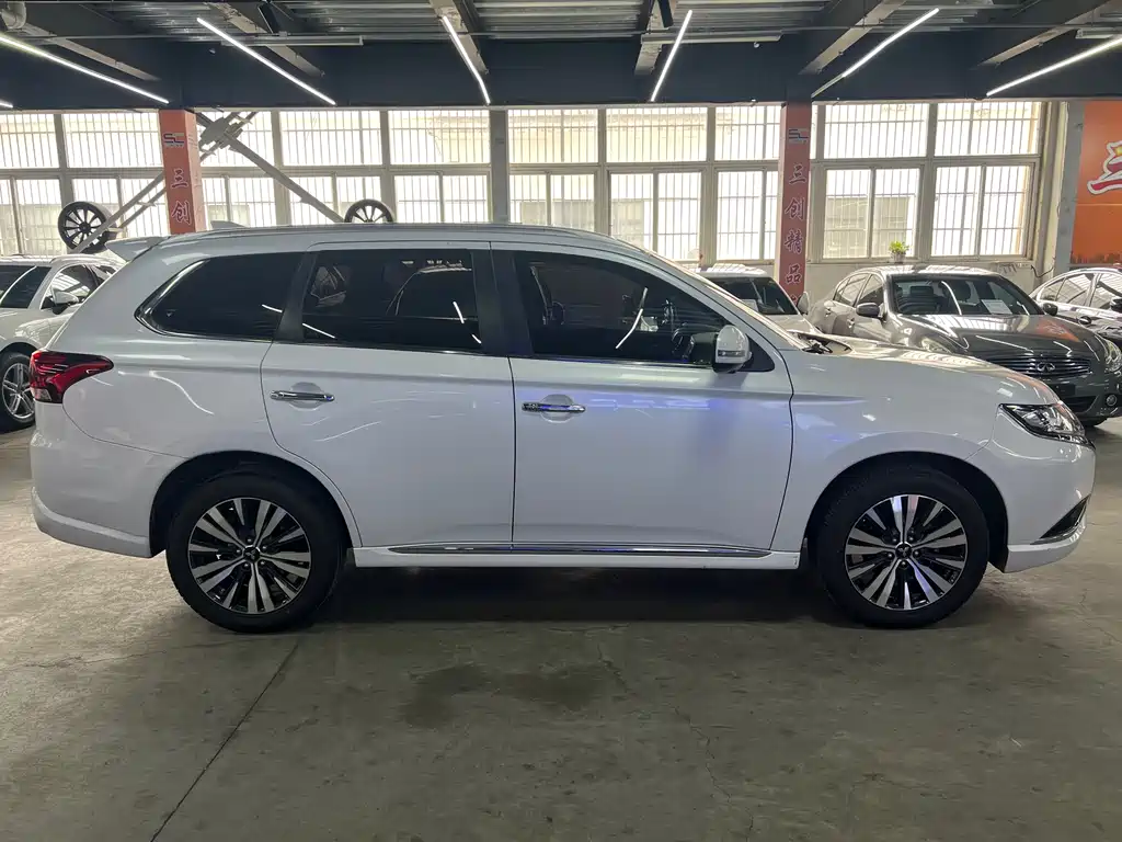 Outlander 2.4 L 4 WD Enjoyment 7-seat