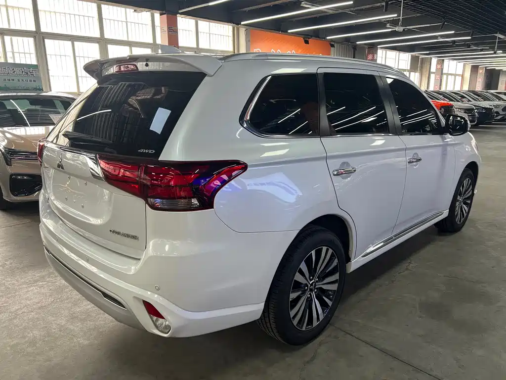 Outlander 2.4 L 4 WD Enjoyment 7-seat