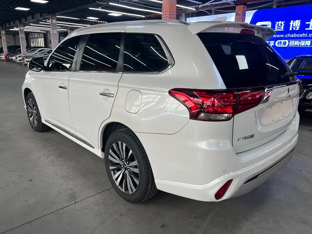 Outlander 2.4 L 4 WD Enjoyment 7-seat