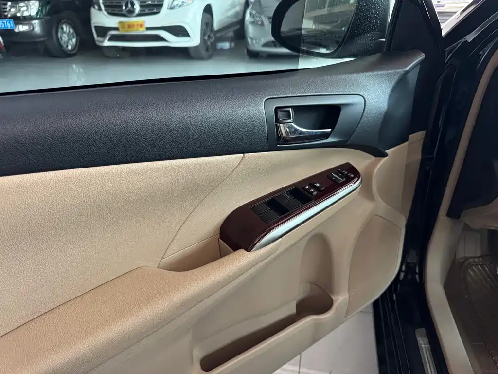 Camry 2.0 G Luxury Navigation