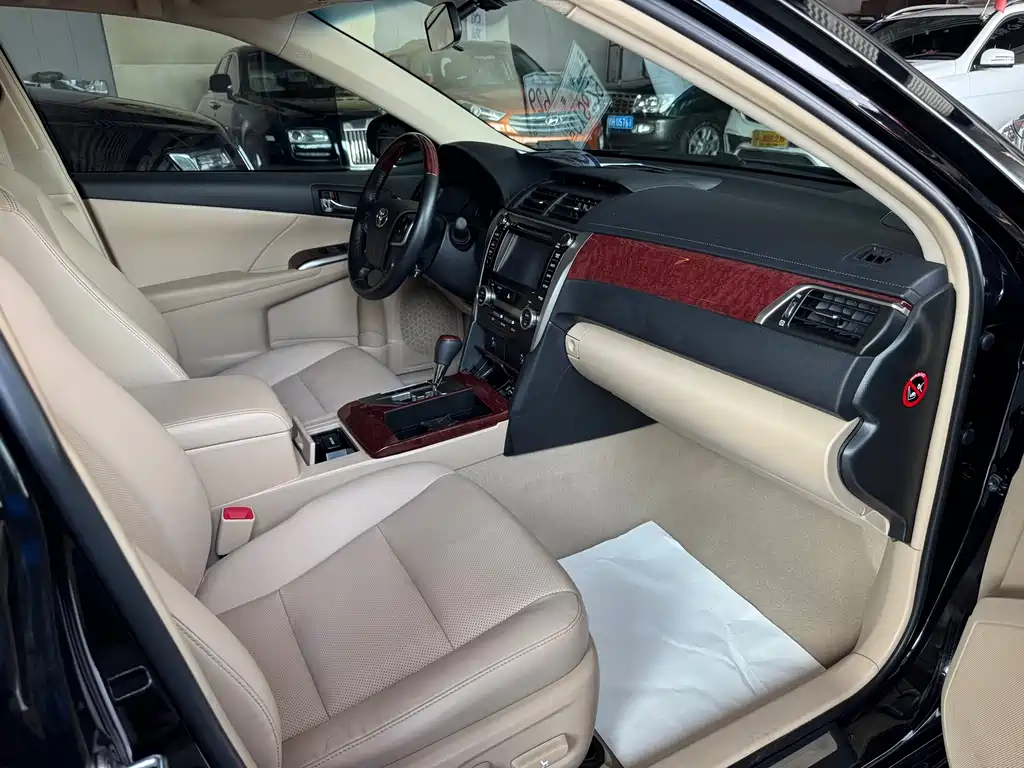 Camry 2.0 G Luxury Navigation