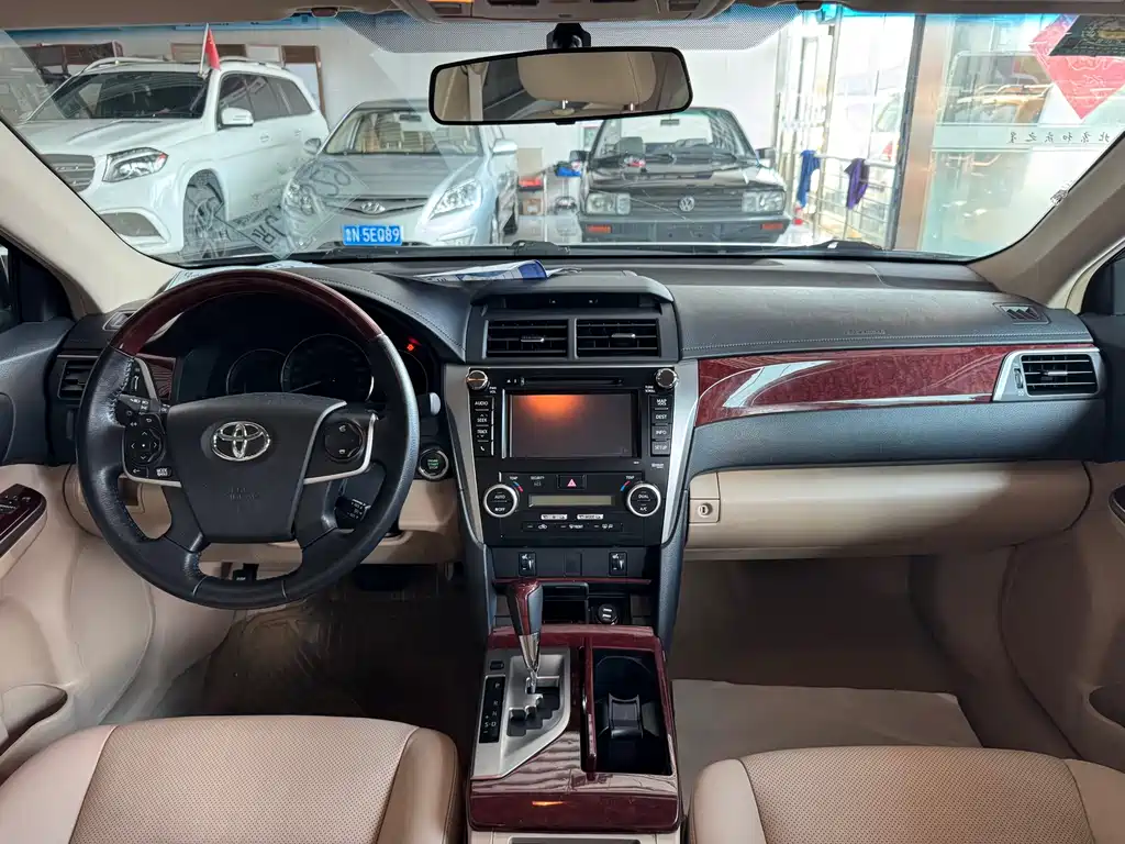 Camry 2.0 G Luxury Navigation