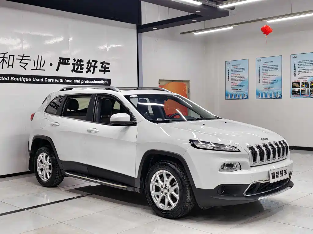 Cherokee 2.4 L Leading