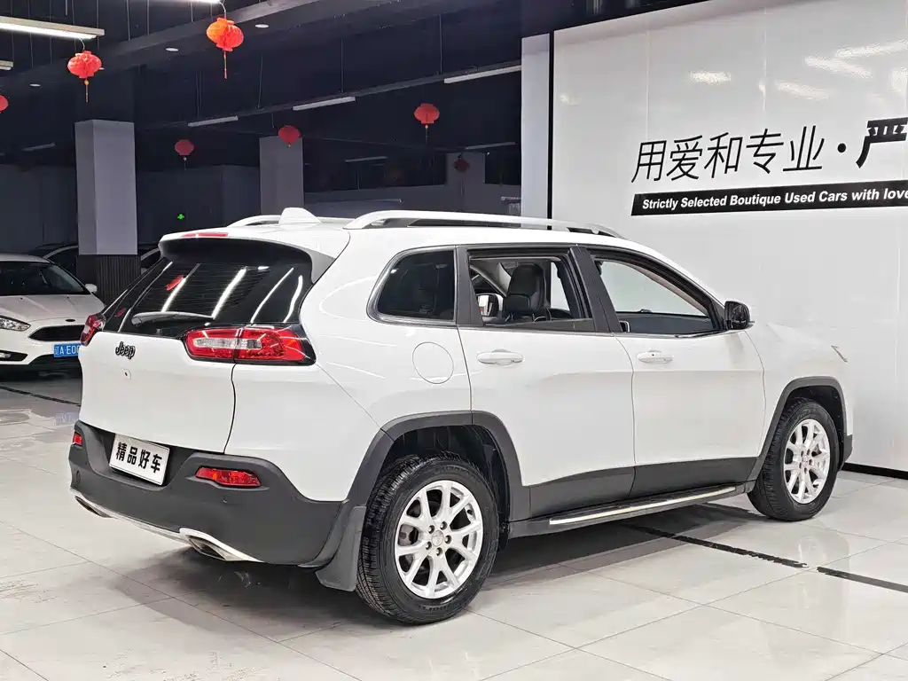 Cherokee 2.4 L Leading