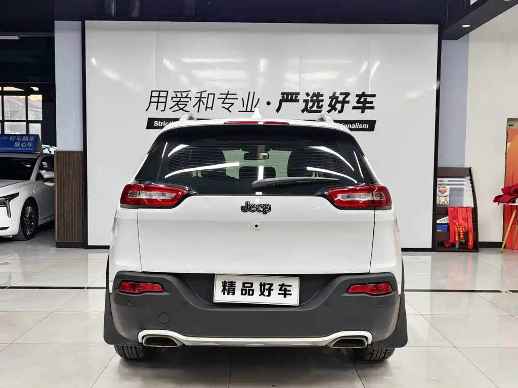 Cherokee 2.4 L Leading