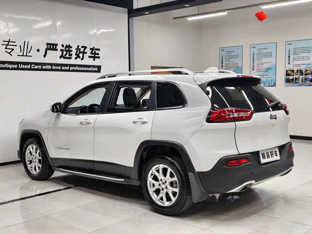 Cherokee 2.4 L Leading
