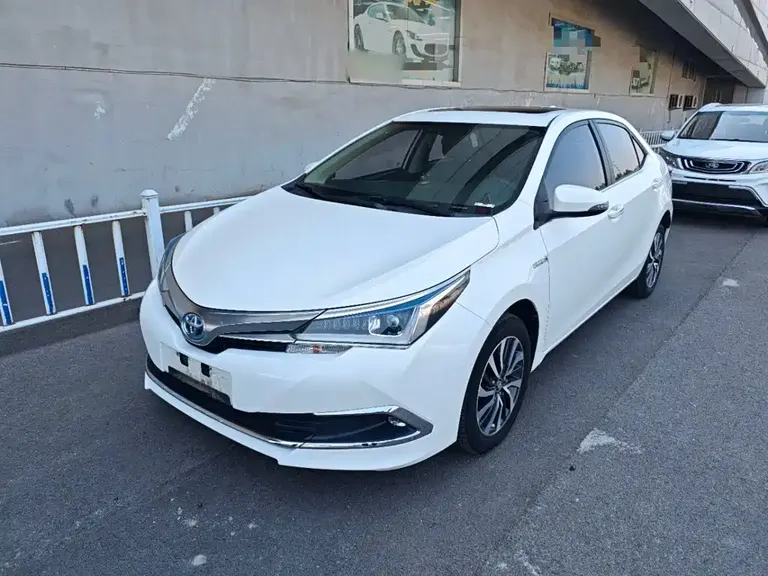 Toyota Corolla Facelift Dual Engine 1.8 L E-CVT Leading