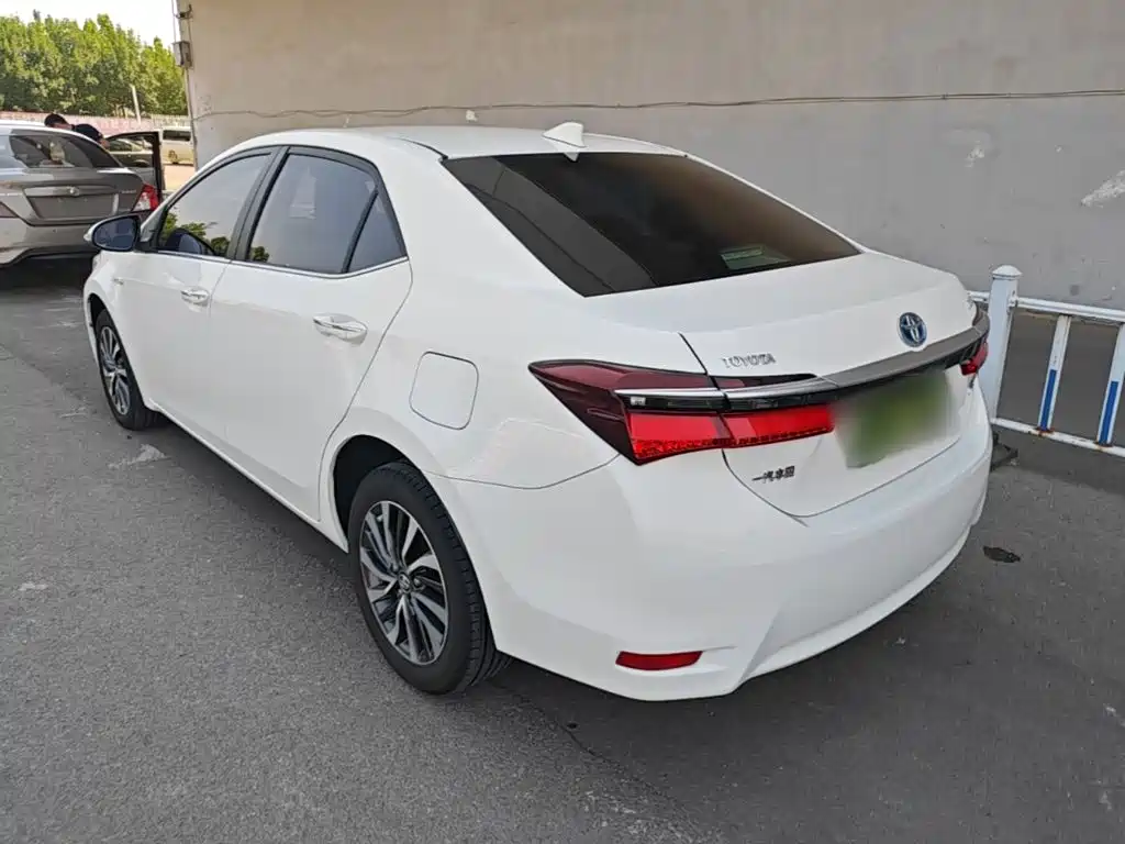 Corolla Facelift Dual Engine 1.8 L E-CVT Leading