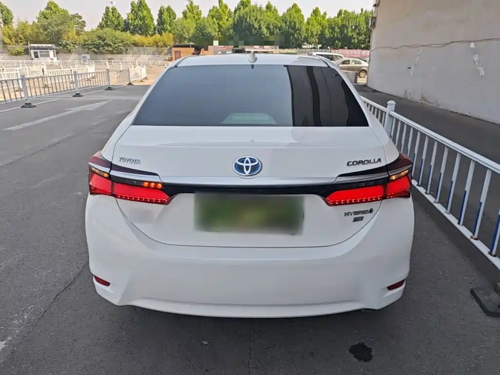 Corolla Facelift Dual Engine 1.8 L E-CVT Leading