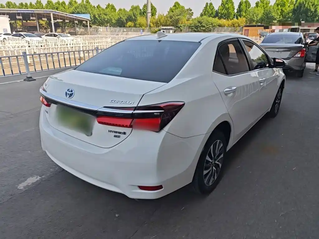 Corolla Facelift Dual Engine 1.8 L E-CVT Leading