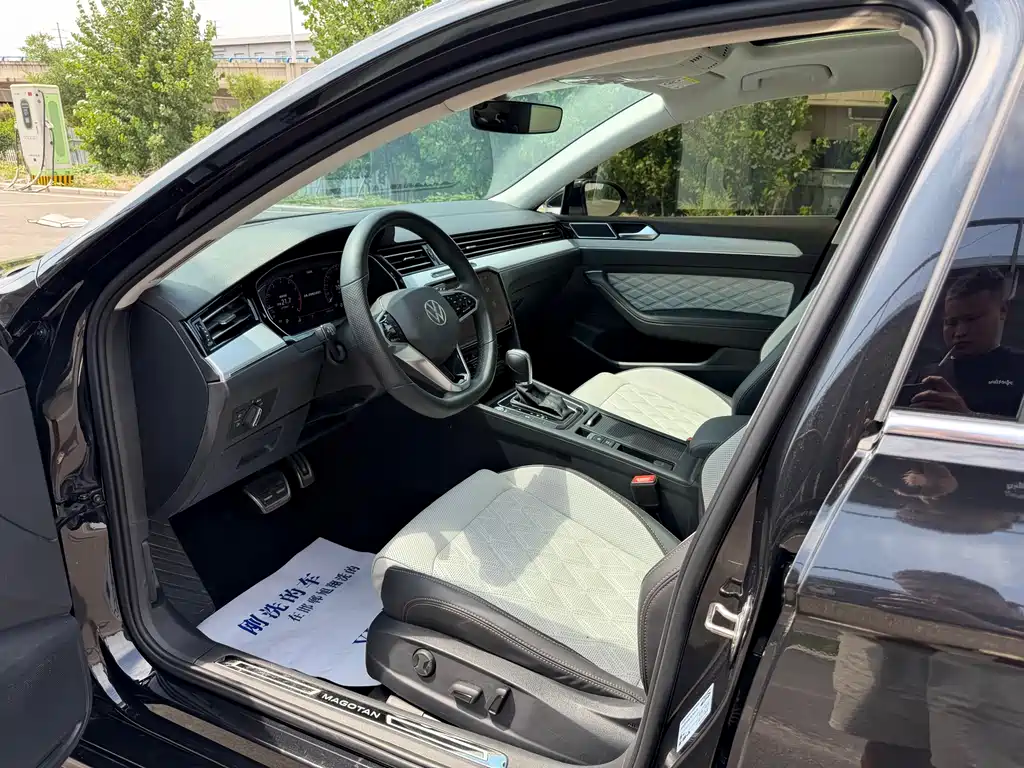 Magotan 200 10 K Commemorative 330 TSI DSG Luxury